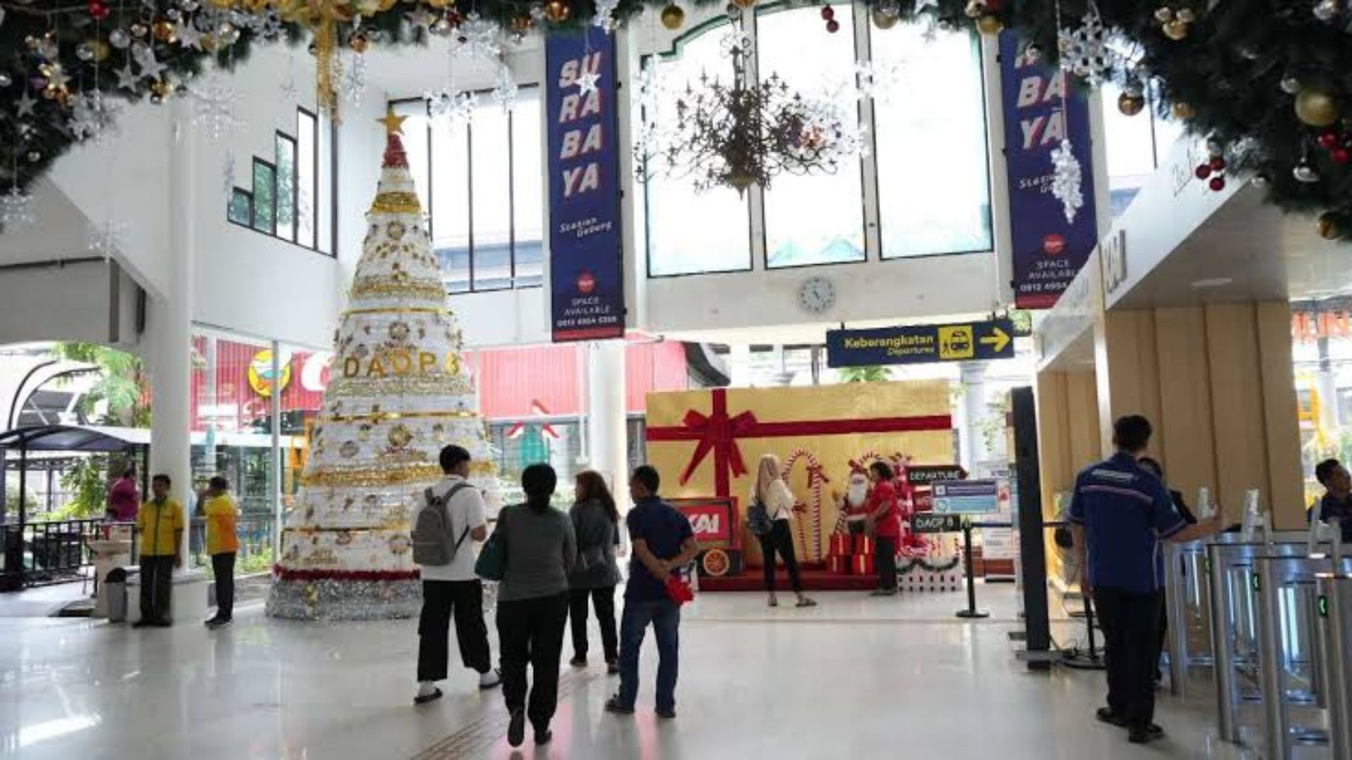 Stasiun KAI Daop 8 Surabaya Sambut Natal 2024
