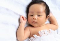 Mengapa bayi yang baru lahir usianya baru 1 hari, bukankah seharusnya 9 bulan?