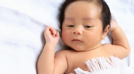 Mengapa bayi yang baru lahir usianya baru 1 hari, bukankah seharusnya 9 bulan?