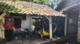Evakuasi keluarga di Kediri yang tewas
(Dok. Ist)