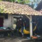 Evakuasi keluarga di Kediri yang tewas
(Dok. Ist)
