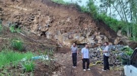 Pihak kepolisian saat mendatangi lokasi tambang ilegal (Dok. Ist)