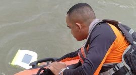 Proses pencarian balita yang hanyut di sungai Surabaya (Dok. Ist)
