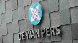 Dewan Pers berperan menjaga kemerdekaan pers, membangun profesionalitas komunitas pers, serta melindungi media dari intervensi kekuasaan.

