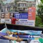 Satpol pp saat menertibkan baliho di jalan (Dok.ist)