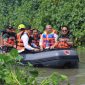 Rombongan PJ Gubernur Jatim saat membersihkan sungai (Dok. Ist)