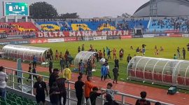 Kericuhan saat pertandingan Deltras FC vs Persibo (Dok. Ist)