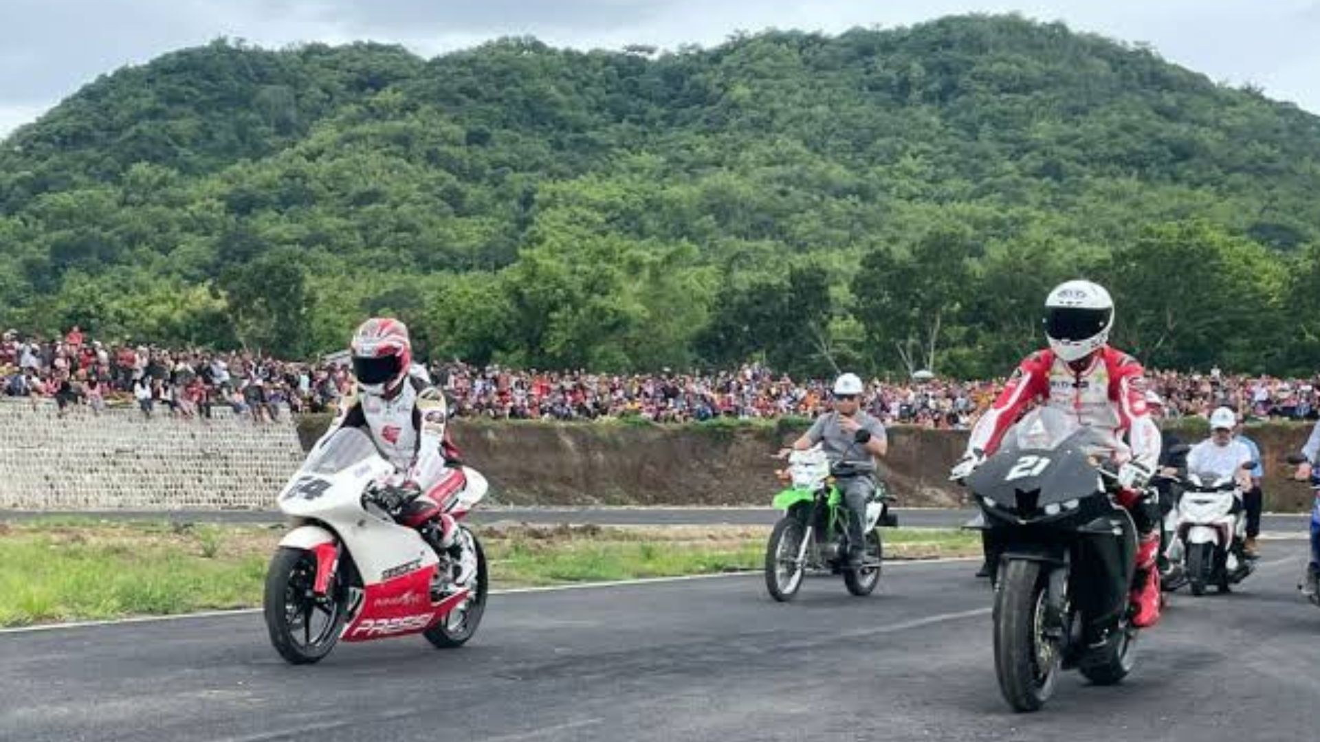 Mario Aji dan M Adenanta Uji Coba Sirkuit Parang Magetan
