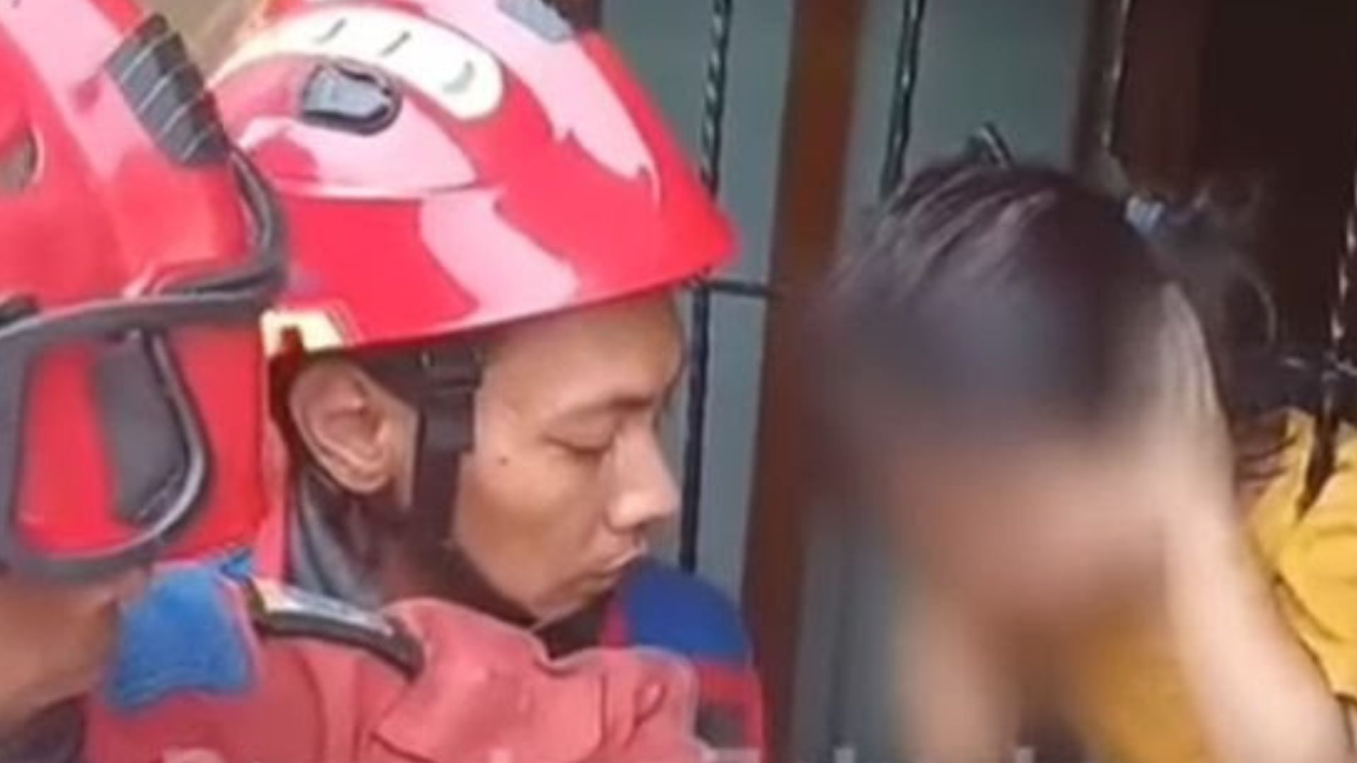 Heboh, Damkar Evakuasi Perempuan Terjebak Terali dengan Penuh Dramatis