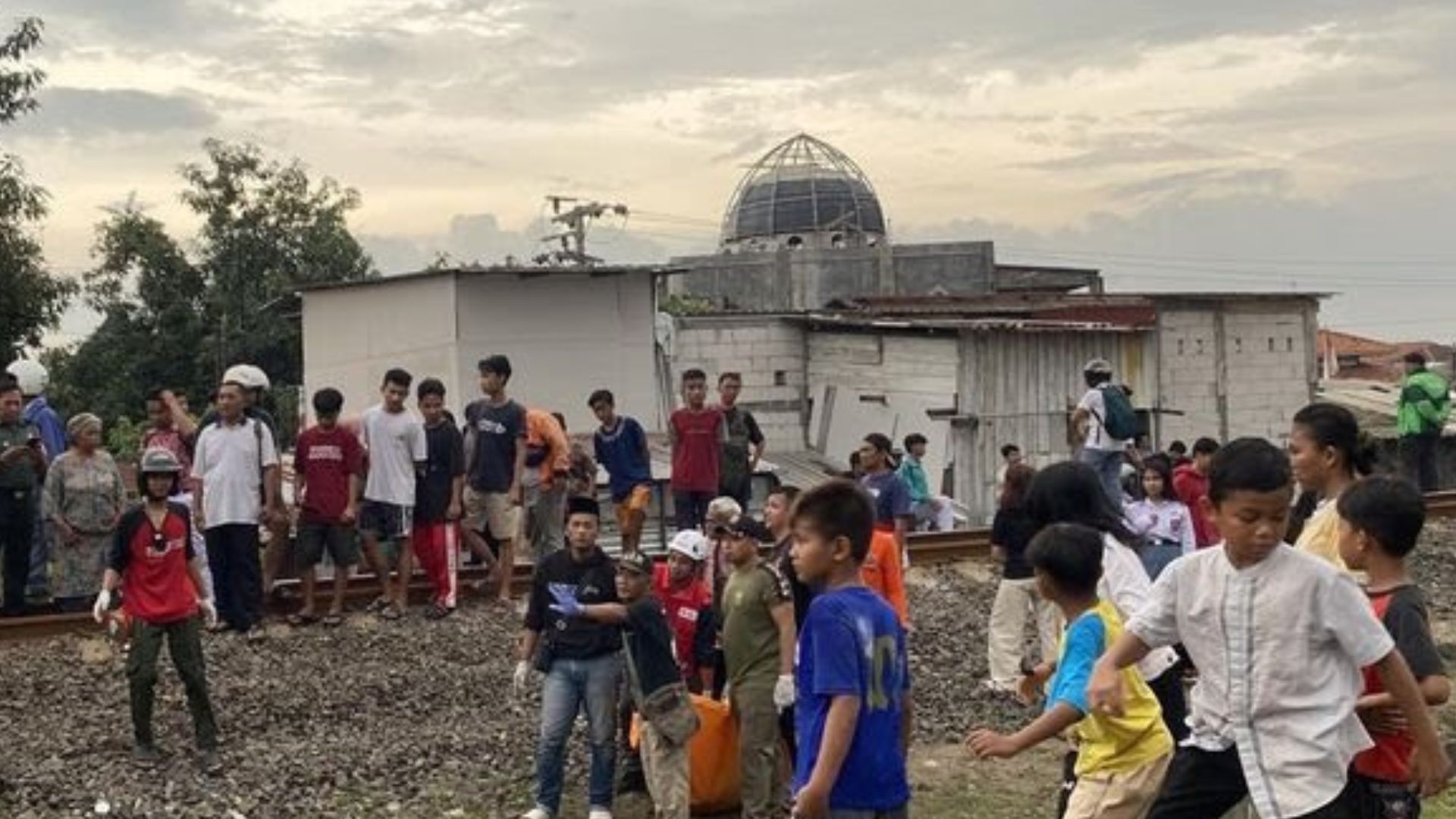 Nekat Nerobos Palang, Siswi SMKN 10 Semarang Tewas Tertabrak Kereta Api