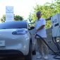 Pelajari perbedaan antara fast charging dan normal charging pada mobil listrik, kelebihan dan kekurangannya, serta tips untuk memilih metode pengisian daya yang tepat.

