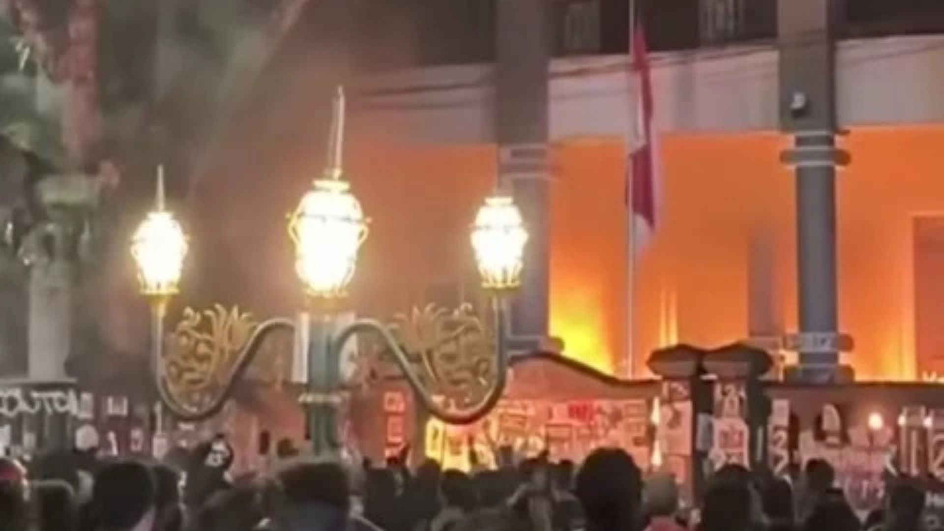Bentrokan dalam Demo Tolak UU TNI di Malang, Sejumlah Demonstran Terluka dan Ditangkap