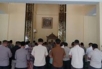 Polres Gresik Gelar Salat Gaib (Dok. Ist)