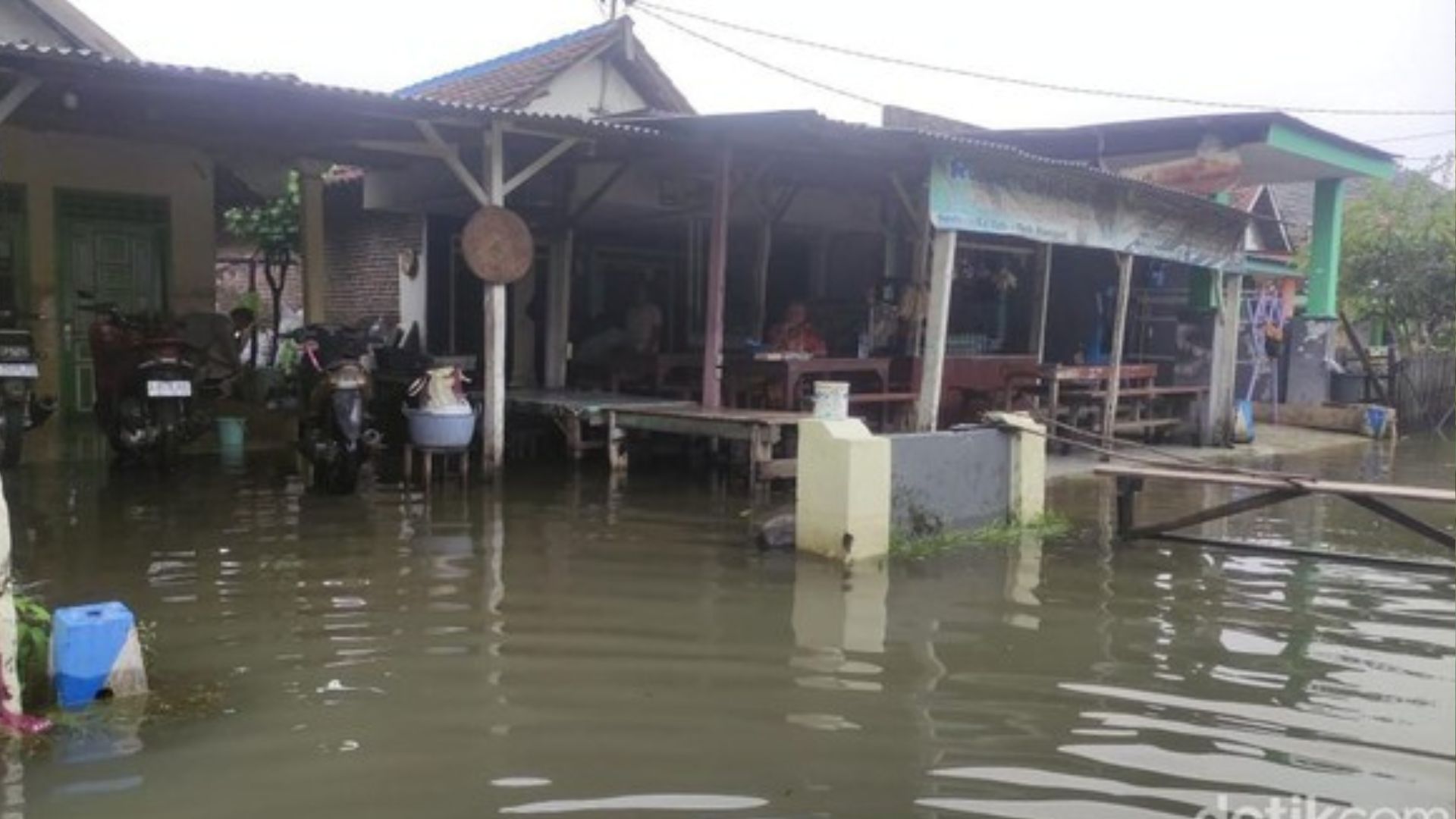 Banjir di Sidoarjo Masih Menggenangi Sejumlah Desa, Warga Mengeluhkan Kondisi yang Semakin Parah