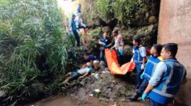 Evakuasi jenazah pria yang tewas di sungai Surabaya (Dok. Ist)