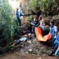 Evakuasi jenazah pria yang tewas di sungai Surabaya (Dok. Ist)