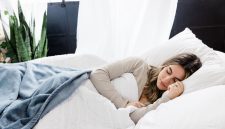 Penjelasan mudah tentang pendugaan parameter dan uji hipotesis untuk rata-rata lama tidur mahasiswa terhadap rekomendasi 7 jam per malam.