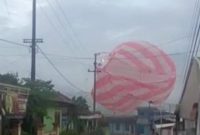 Balon udara yang tersangkut di tiang listrik (Dok. Ist)