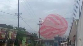 Balon udara yang tersangkut di tiang listrik (Dok. Ist)