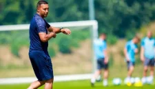 Denny Landzaat Memilih Pulang Kampung ke Maluku