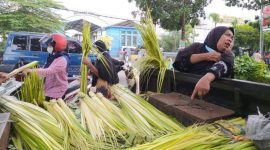 Penjual janur (Dok. Ist)
