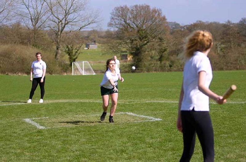 Kapan Terjadinya Pergantian Tim Jaga dan Pemukul pada Pertandingan Rounders