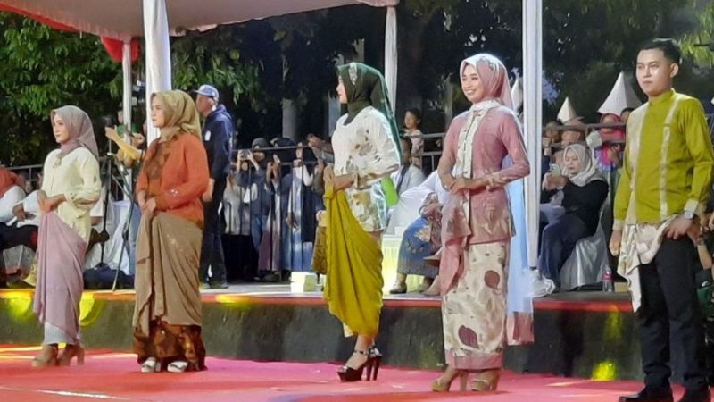 PNS saat mengenakan kebaya (Dok. Ist)