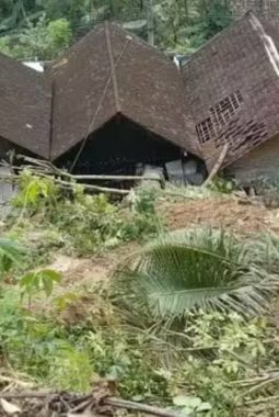 Warga Trenggalek Mengungsi Akibat Longsor, Petugas Pasang Terpal di Titik Rawan