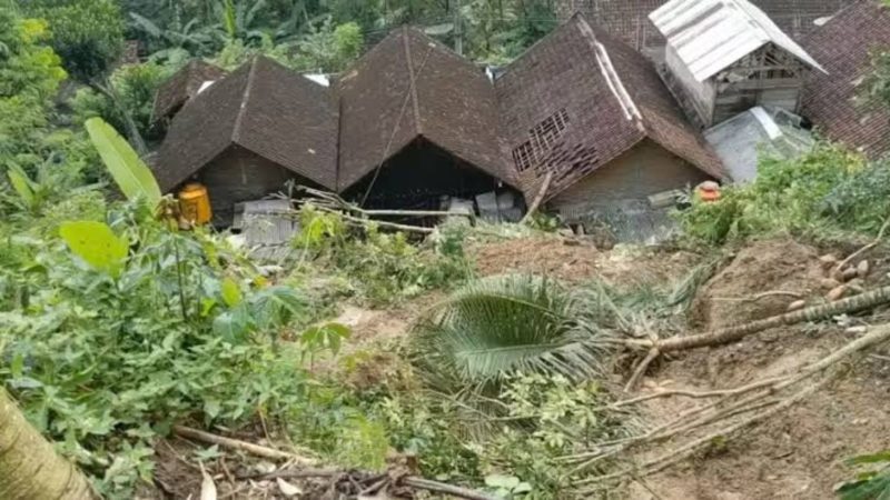 Rumah warga yang terdampak tanah longsor (Dok. Ist)