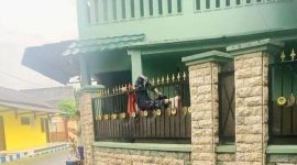 Pria di Sidoarjo nyangkut di Pagar (Dok. Ist)