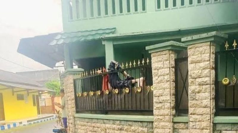 Pria di Sidoarjo nyangkut di Pagar (Dok. Ist)