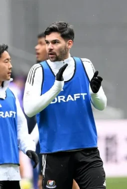 Yokohama Marinos Pecat Holland: Nasib Sandy Walsh di Tim Utama Terancam?