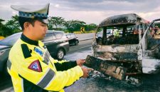 Minibus yang terbakar (Dok. Ist)