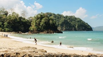 Teluk Hijau Banyuwangi, Surga Tersembunyi yang Bikin Indah Instastory
