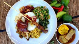 Temukan 10 makanan tradisional Bali yang legendaris dan menggugah selera, dari babi guling hingga serombotan yang kaya rempah!

