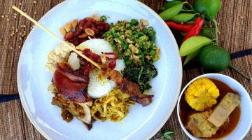 Temukan 10 makanan tradisional Bali yang legendaris dan menggugah selera, dari babi guling hingga serombotan yang kaya rempah!

