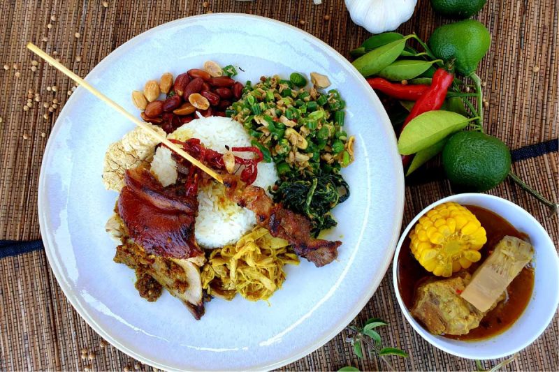 Temukan 10 makanan tradisional Bali yang legendaris dan menggugah selera, dari babi guling hingga serombotan yang kaya rempah!


