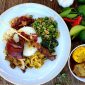 Temukan 10 makanan tradisional Bali yang legendaris dan menggugah selera, dari babi guling hingga serombotan yang kaya rempah!

