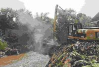 Proses perbaikan jembatan (Dok. Ist)