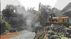 Proses perbaikan jembatan (Dok. Ist)