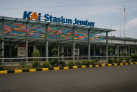 Naik Kereta ke Stasiun Jember: Awal Petualangan Wisata Seru & Menyentuh

