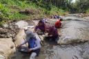 Momen warga Tulungagung berburu emas di sungai (Dok. Ist)