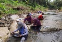 Momen warga Tulungagung berburu emas di sungai (Dok. Ist)
