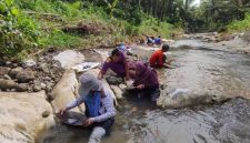 Momen warga Tulungagung berburu emas di sungai (Dok. Ist)