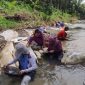 Momen warga Tulungagung berburu emas di sungai (Dok. Ist)