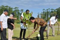 Wapres Gibran saat tanam pohon Ulin (Dok. Ist)