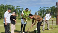 Wapres Gibran saat tanam pohon Ulin (Dok. Ist)