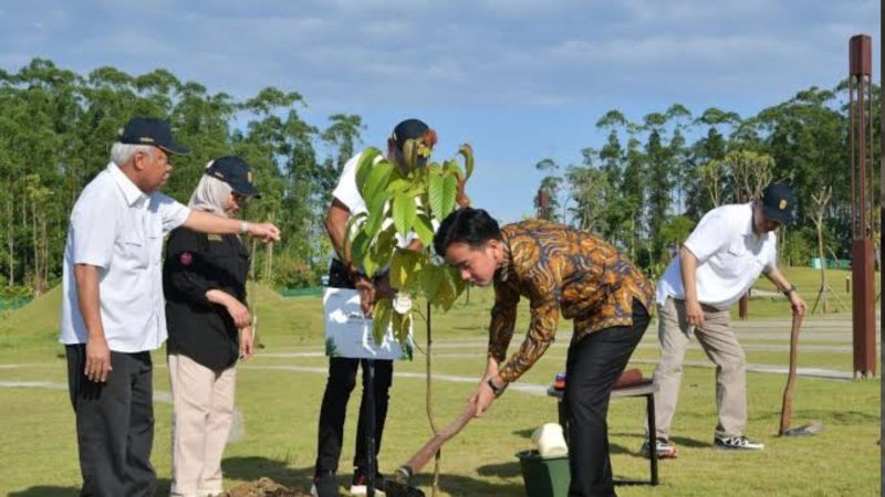 Wapres Gibran saat tanam pohon Ulin (Dok. Ist)