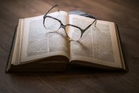 Jelaskan dengan Disertai Contoh Perbedaan Antara Bahasa Memiliki Fungsi Informatif dan Memiliki Fungsi Heuristik?