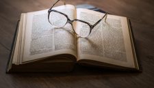 Jelaskan dengan Disertai Contoh Perbedaan Antara Bahasa Memiliki Fungsi Informatif dan Memiliki Fungsi Heuristik?